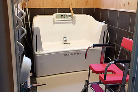 身体が不自由な方でも乗降しやすい入浴機器