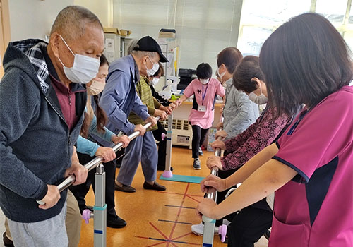 平行棒を使用した体操の様子